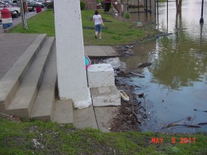 The river gauge at Mount Vernon is a metal strip in the pavement ending with the 1937 pillar.